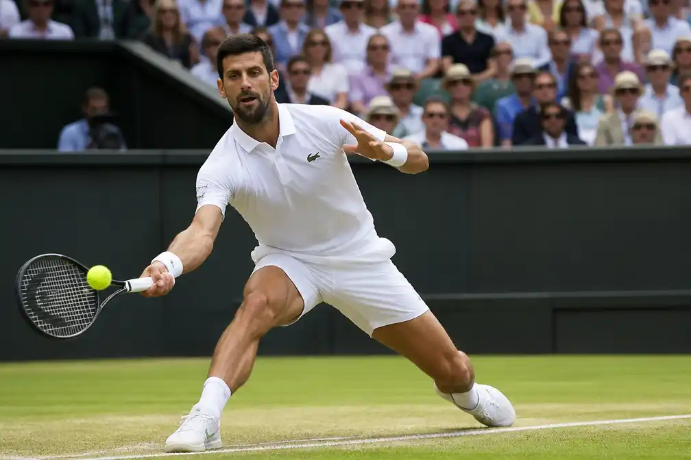 Djokovic verslaat Rinderknech en evenaart Wimbledon-record van Federer