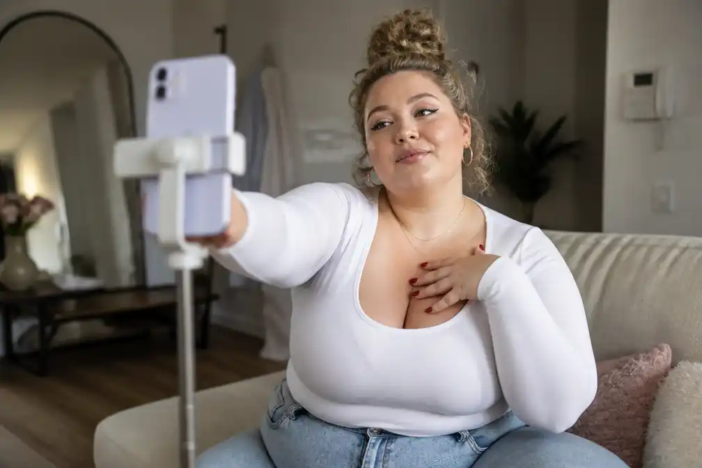 Influencer Lola Pani (25) dagelijks geconfronteerd met haat, reageert met humor