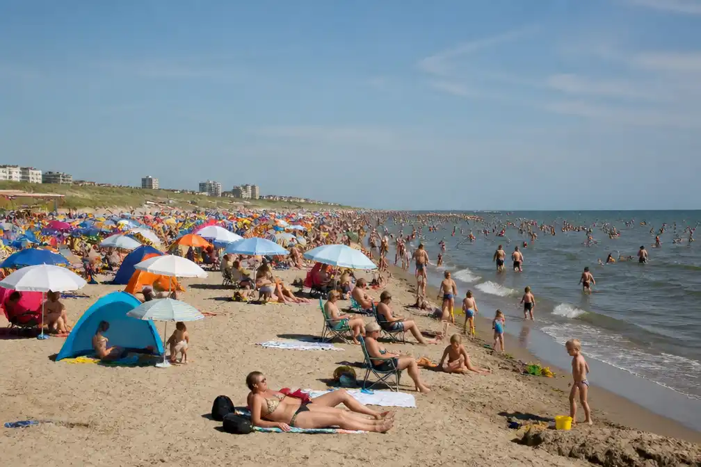 Slechts 52% van Nederlanders gaat op zomervakantie, daling door kosten en hitte