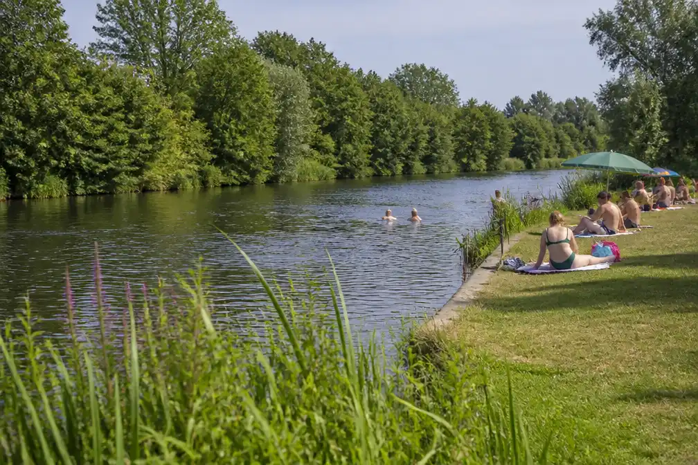 Diksmuide opent eerste vrije zwemzone in Handzamevaart