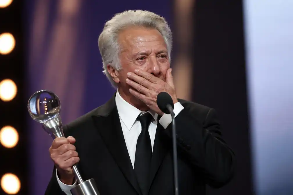 Dustin Hoffman geëmotioneerd bij ontvangst Kristallen Bol in Karlsbad