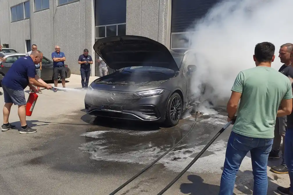 Elektrische Mercedes vat vuur tijdens laden in Izegem, omstaanders voorkomen uitbreiding