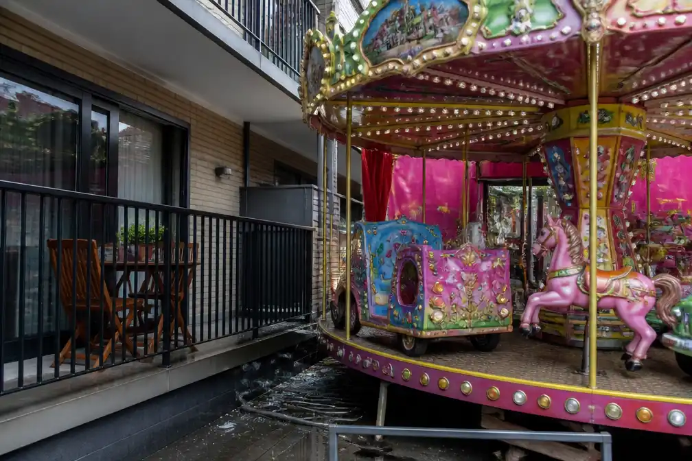 Vrachtwagen ramt kermiskraam tijdens Kanaalfeesten in Humbeek, bestuurder vlucht