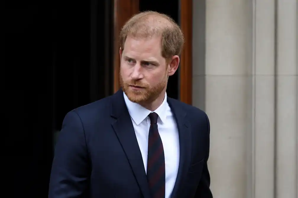 Prins Harry reist alleen naar Londen, Meghan en kinderen blijven in VS