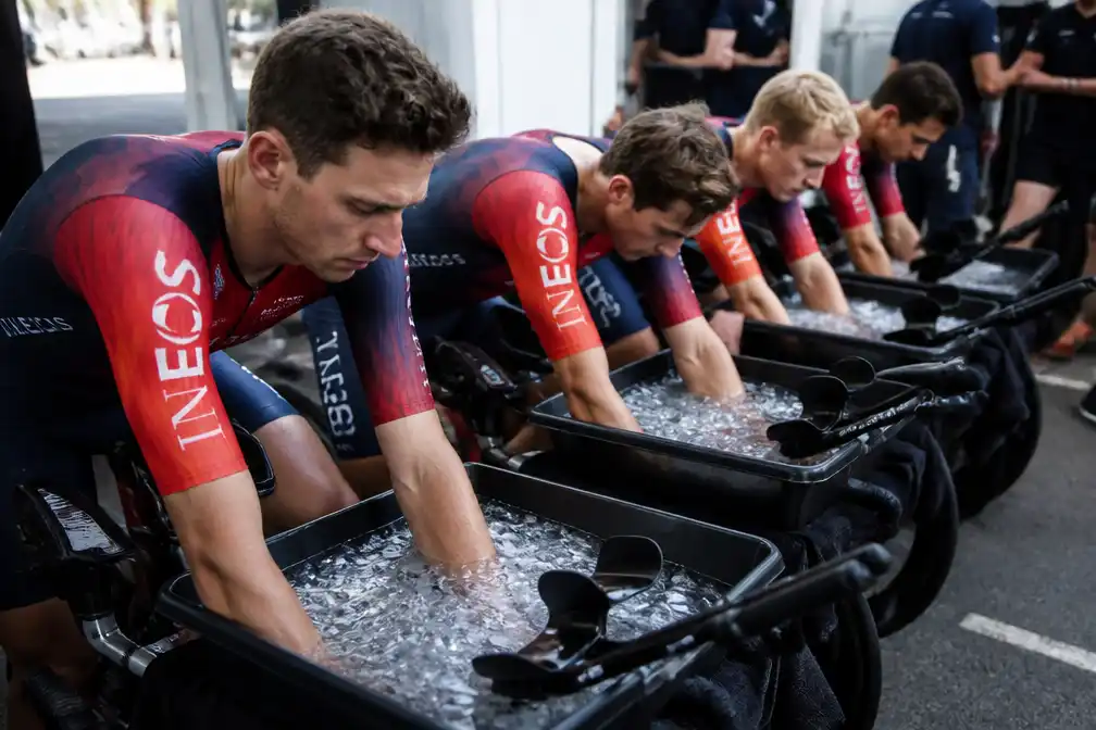 INEOS-renners koelen armen in ijswater voor ploegentijdrit Tour in Barcelona