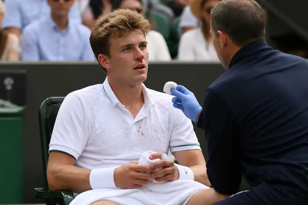 Britse wildcard Arthur Fery verslaat Zizou Bergs in vijfsetsdrama op Wimbledon ondanks neusbloedingen