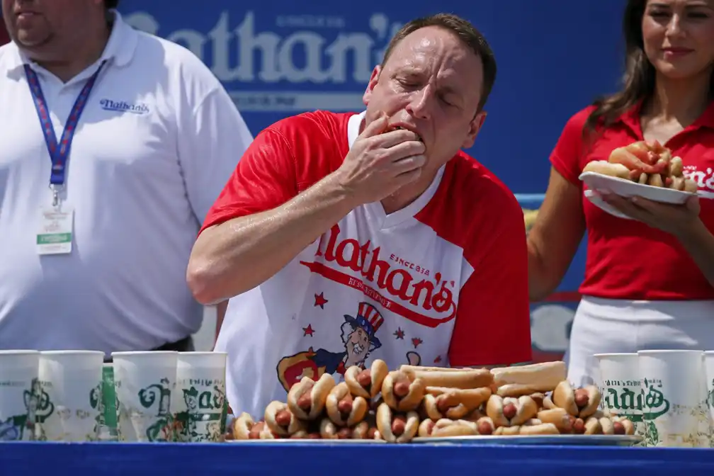 Joey Chestnut wint 18e Nathan's hotdog eet titel met 66 hotdogs