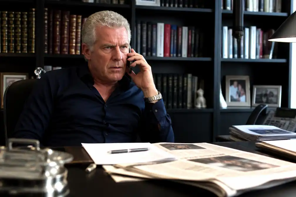 Profiel van Peter R. de Vries belicht zijn kantoor, Emmy en vriendschap met Cor van Hout