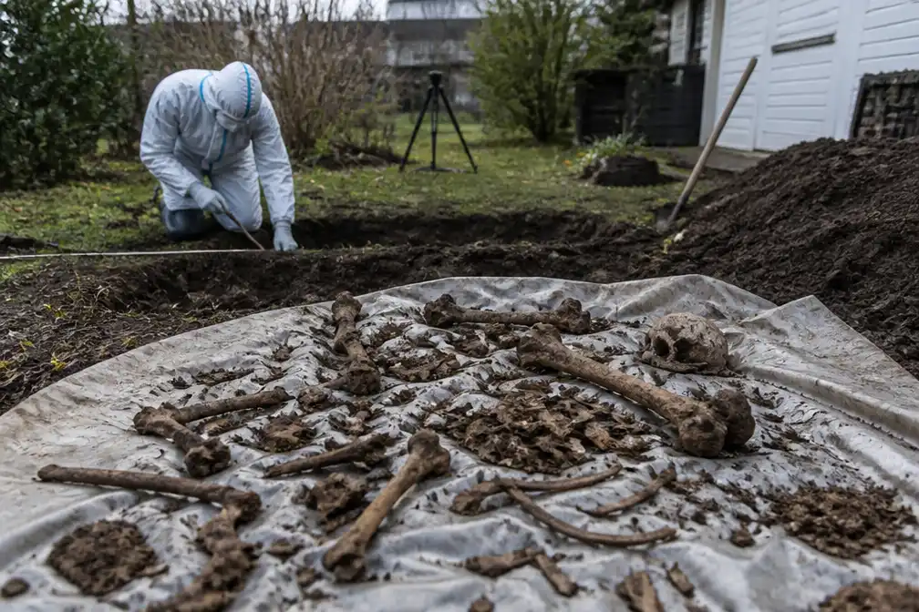 Duitse familie vindt meer dan duizend menselijke botten in tuin bij Hannover