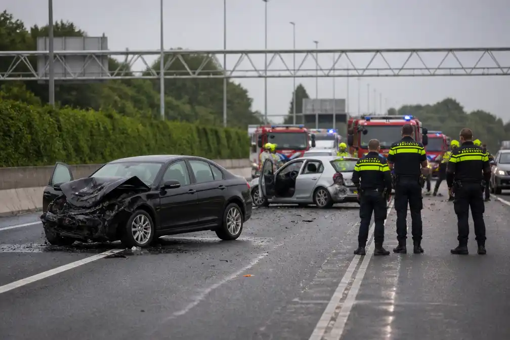 Kind overleden bij botsing twee auto's op A13 bij Delft