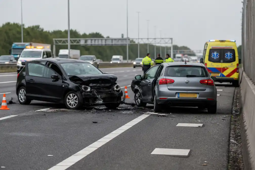 Kind omgekomen bij botsing twee auto's op A13 bij Delft; politie zoekt getuigen