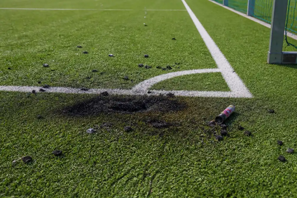 Jongeren beschadigen kunstgras KSV Sottegem met Bengaals vuurwerk tijdens jeugdkamp