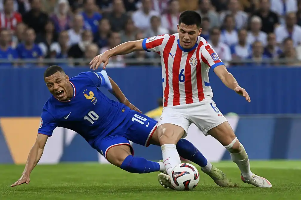 Frankrijk verslaat Paraguay te midden van wereldwijde kritiek op hard spel