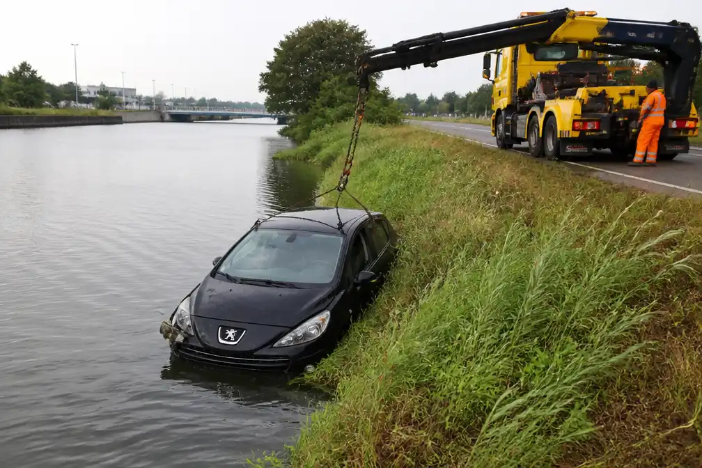 Auto belandt in water bij Brugsevaart in Gent op 5 juli 2026