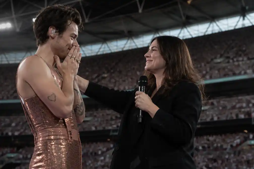 Harry Styles vestigt Wembley-record, verrast op podium door zus Gemma