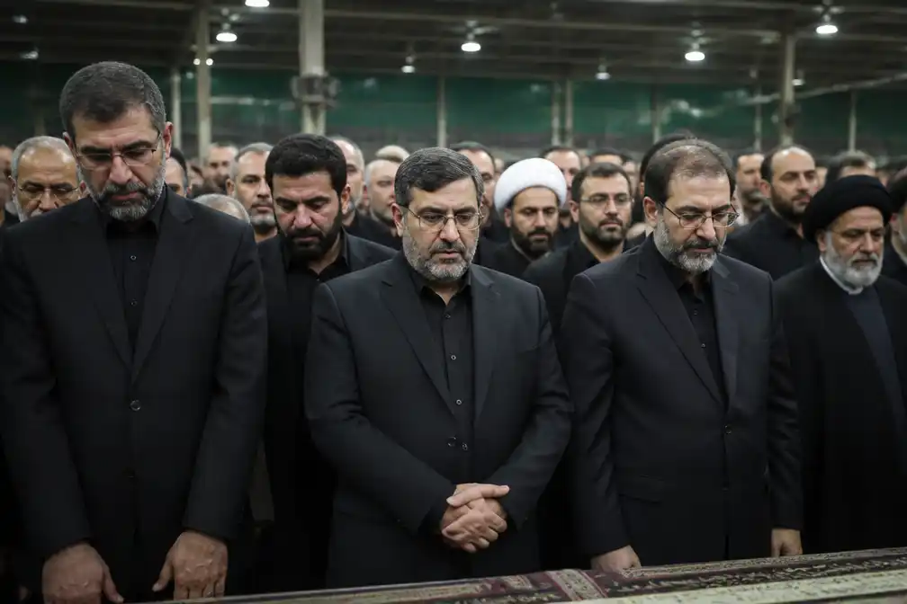 Drie zoons Ali Khamenei bij afscheid; opvolger Mojtaba afwezig
