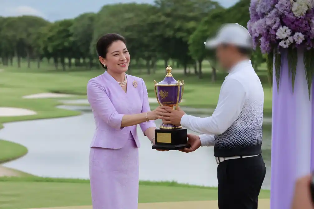 Thaise koningin Suthida reikt trofee uit op Queen's Cup golftoernooi