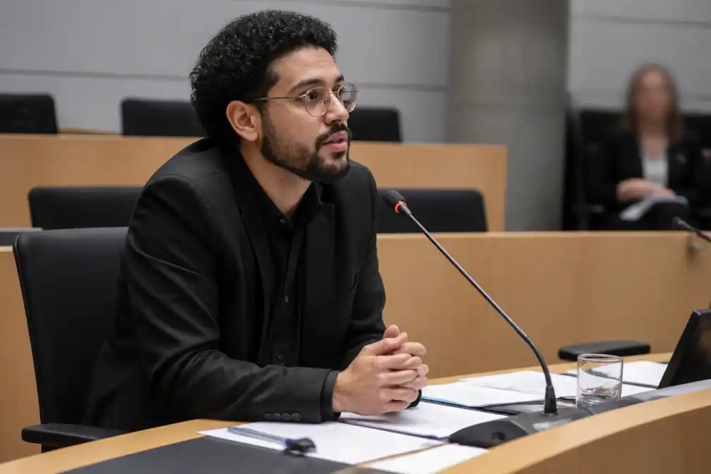 Dylan Bakker stapt op als fractievertegenwoordiger van Bij1 in Amsterdam na conflict met Tofik Dibi