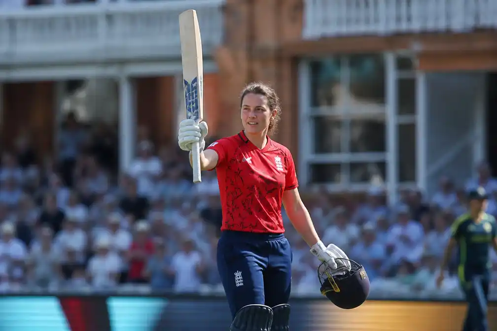 Sciver-Brunt slaat ongeslagen 58, brengt Engeland naar 150 in WK-finale