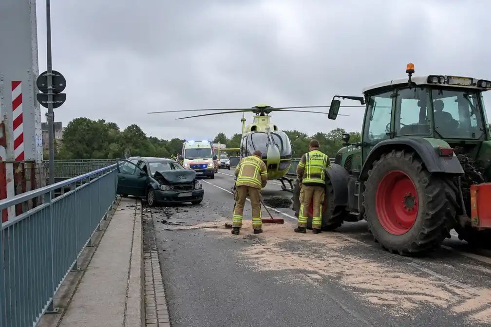 Vijf gewonden bij botsing auto met tractor in Pervijze; zwangere vrouw met heli naar ziekenhuis
