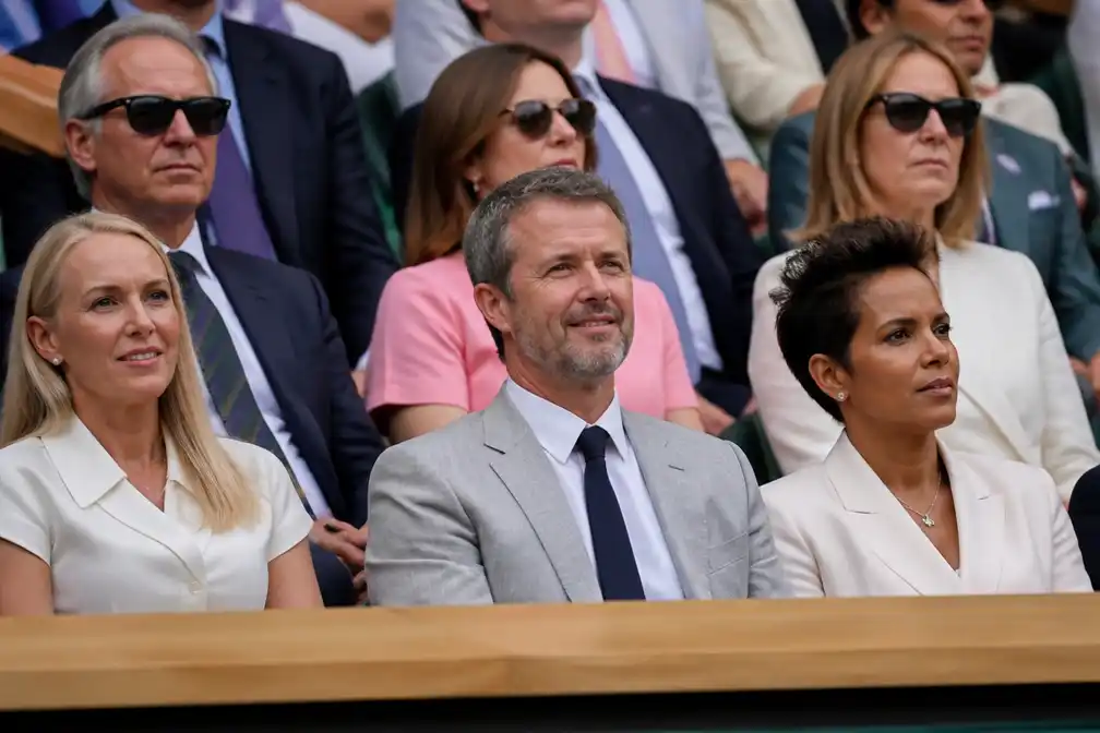 Deense koning Frederik bezoekt Wimbledon, ziet Djokovic vanuit Royal Box