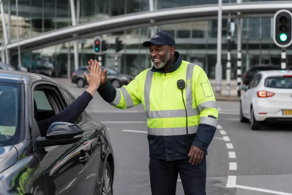 Verkeersregelaar Mike, de 'high five-man', verovert harten bij Den Haag Centraal