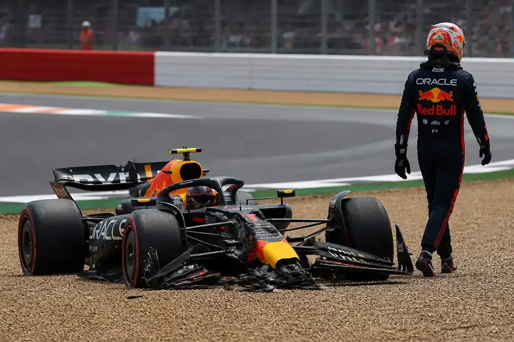 Crash Verstappen op Silverstone bekroont oplopende spanningen met Red Bull