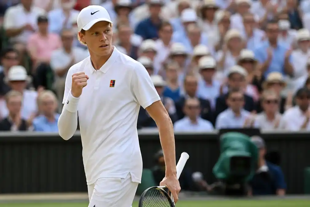 Topseed Sinner verslaat Mochizuki en bereikt kwartfinales Wimbledon