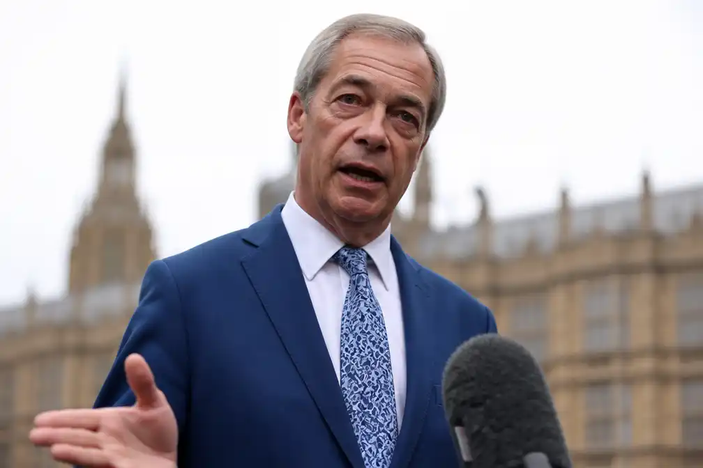 Britse regering verscherpt regels politieke donaties, Farage onder vuur om giften van veroordeelde fraudeur