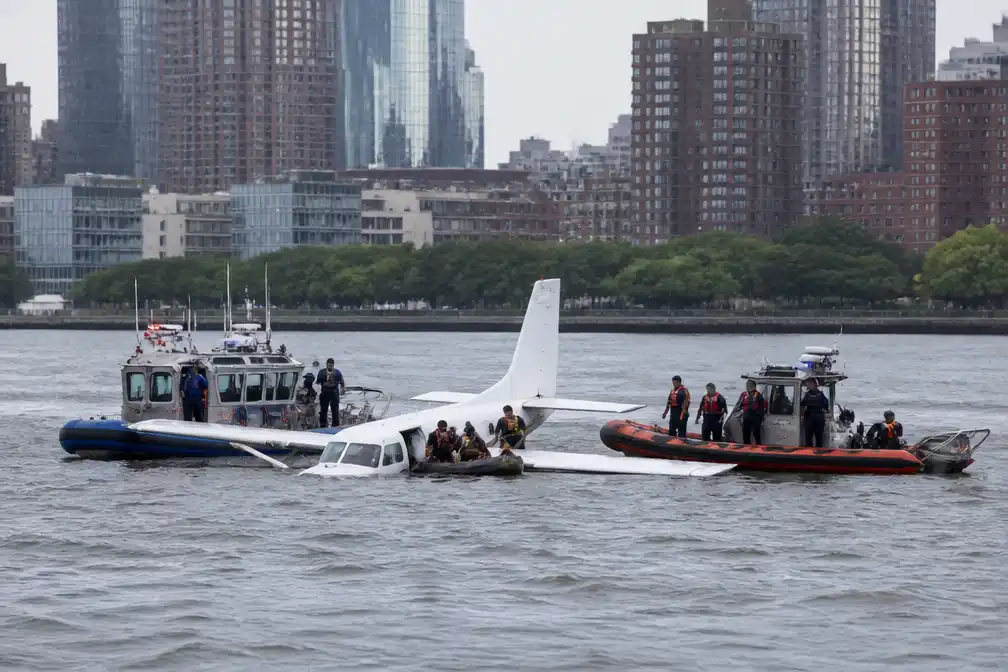 Acht mensen gered uit watervliegtuig na harde landing in East River New York