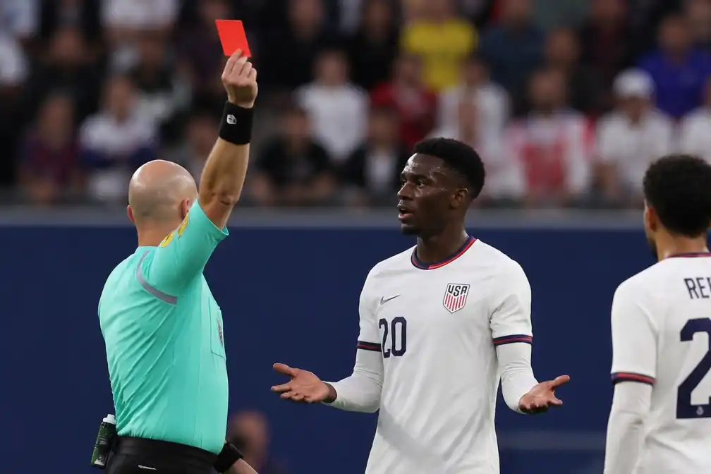 FIFA trekt schorsing Balogun in, wereldwijd verontwaardiging en vragen over integriteit