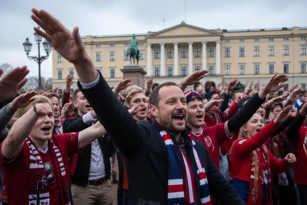Kroonprins Haakon viert met Noorse fans WK-winst op Brazilië