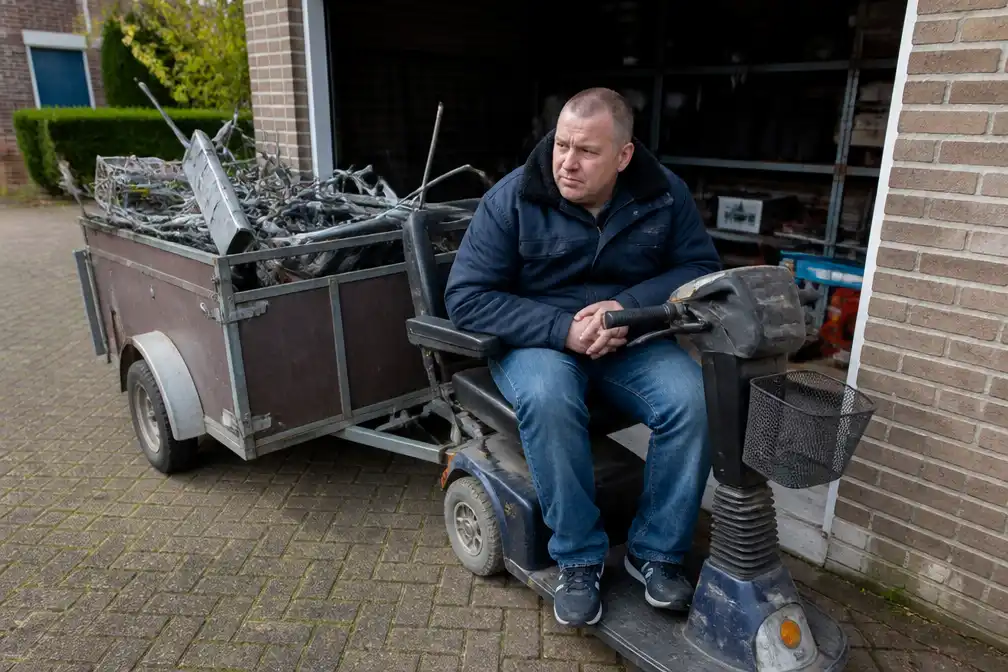Man met hersenletsel ontdaan na kapot oud-ijzerkarretje; inzamelingsactie gestart