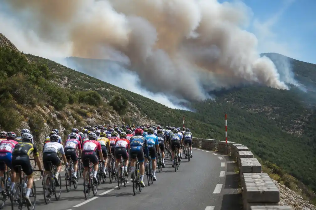 Derde etappe Tour de France gestart zonder publiek bij finish vanwege branden