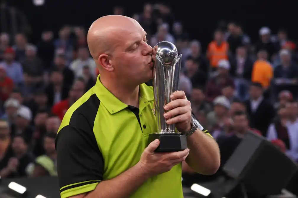Michael van Gerwen wint dartstoernooi op Silverstone na crash Verstappen