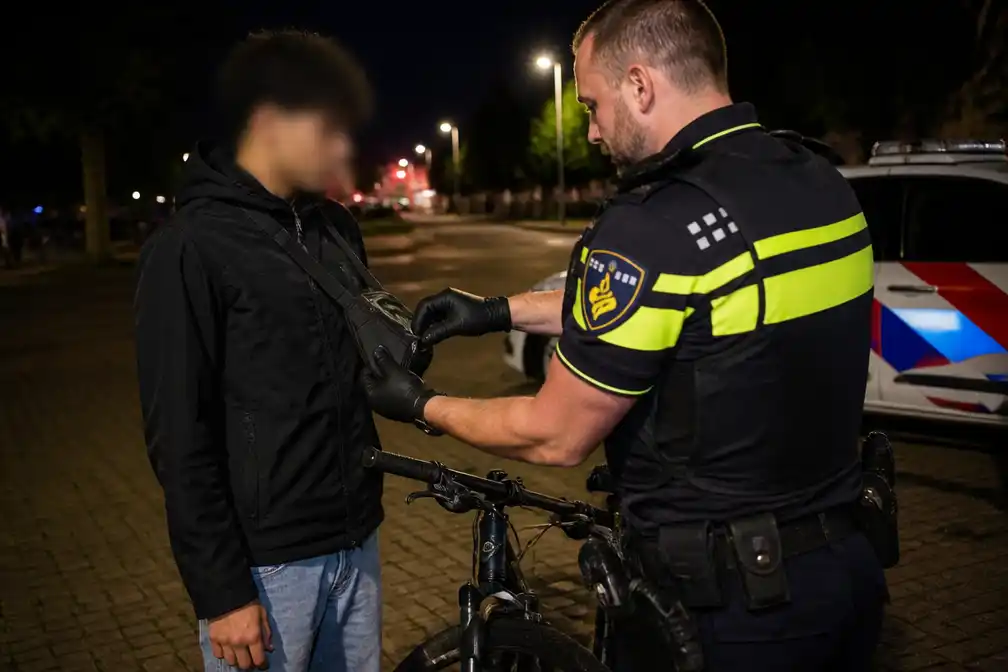 Politie vindt vuurwapen in nektasje van 17-jarige fietser zonder licht in Alkmaar