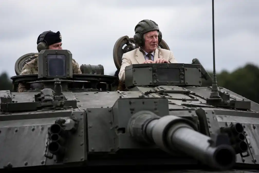 Koning Charles rijdt mee in Britse Challenger 2-tank tijdens legerbezoek