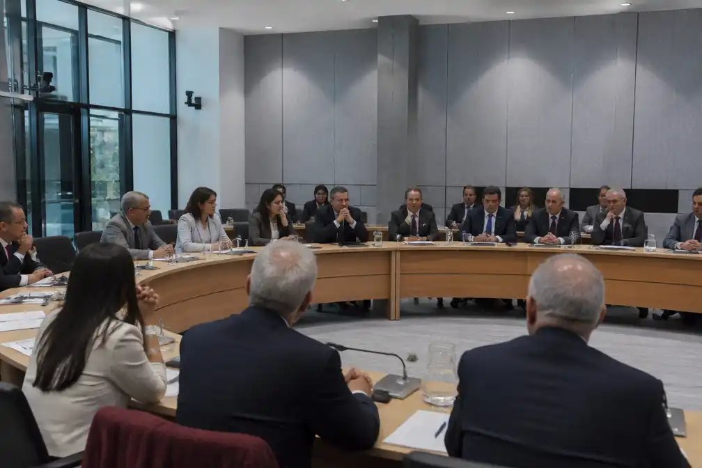 Iraanse oppositieleden bekritiseren Reza Pahlavi in Tweede Kamer