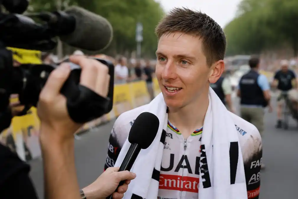 Pogačar betaalt UAE Team Emirates terug met etappezege na besluit halverwege