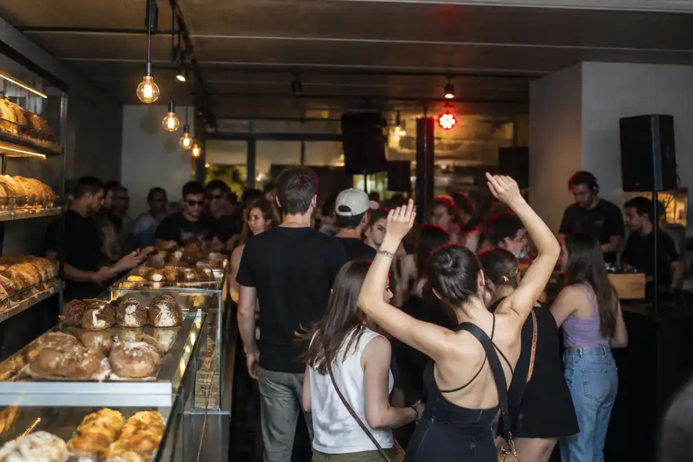 Belgische bakkerij viert overname met rave, blijft open voor broodgekken