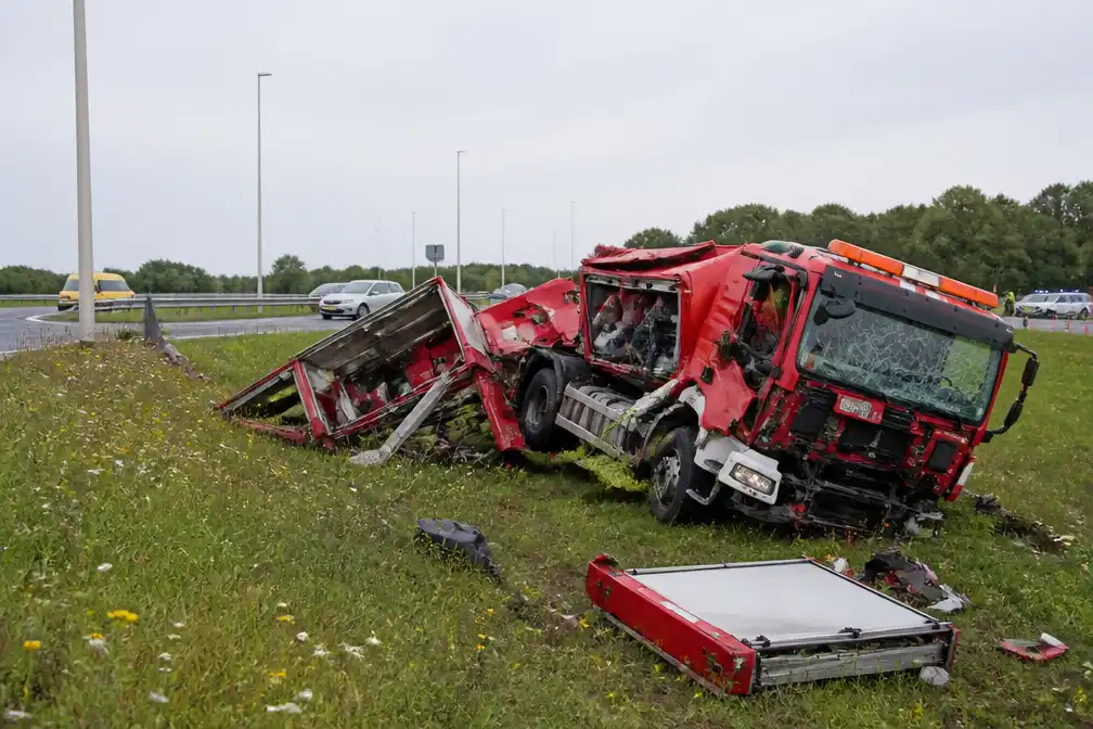 Bedrijfsbrandweerwagen breekt in stukken bij crash op N62 in Zeeland, één gewonde