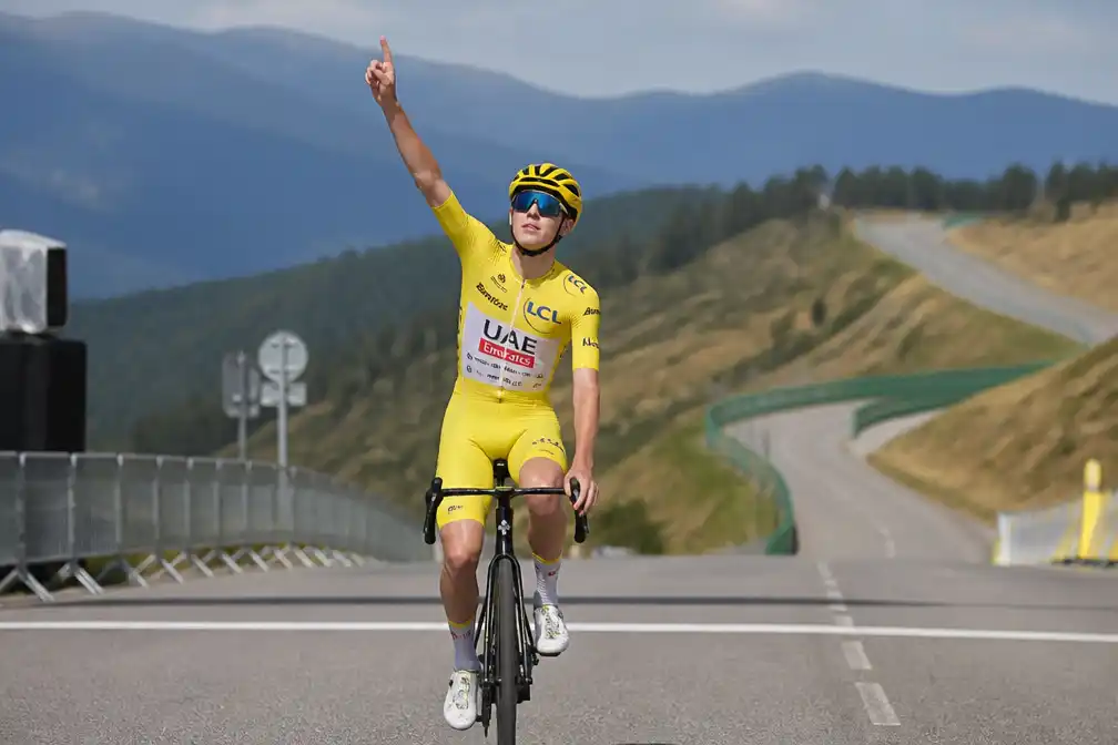 Pogacar wint derde etappe Tour en pakt gele trui onder brandrestricties