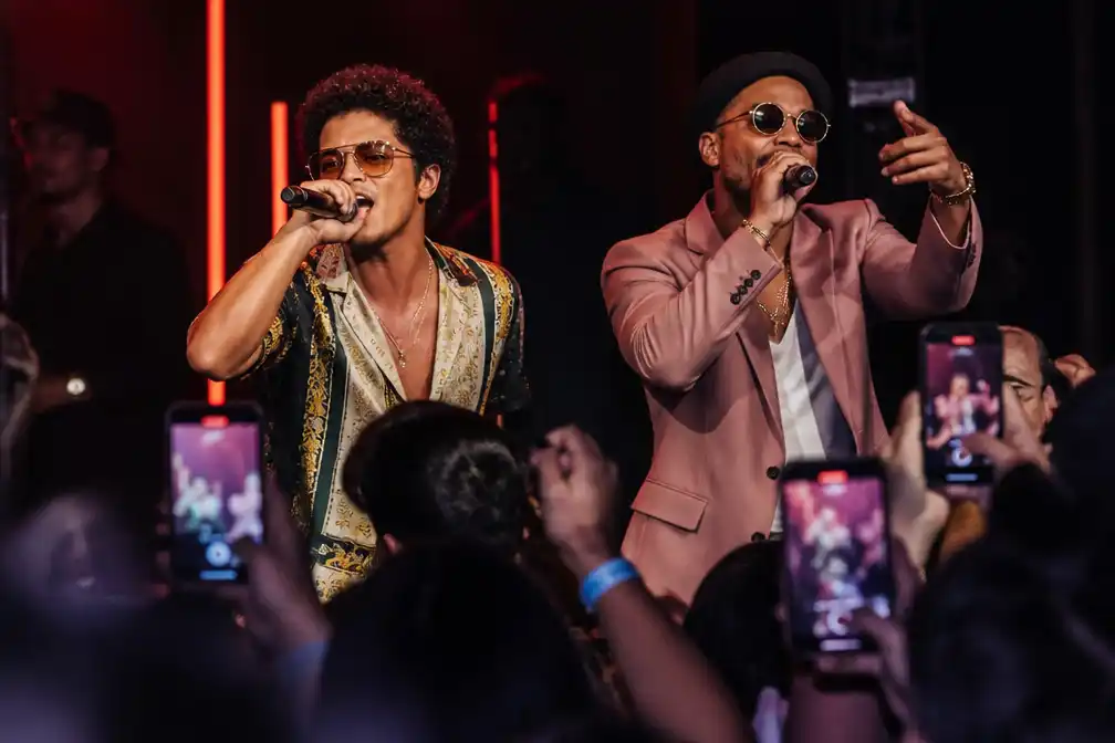Afterparty Bruno Mars en Anderson Paak in Jimmy Woo: bezoekers klagen over hoge prijzen en korte duur