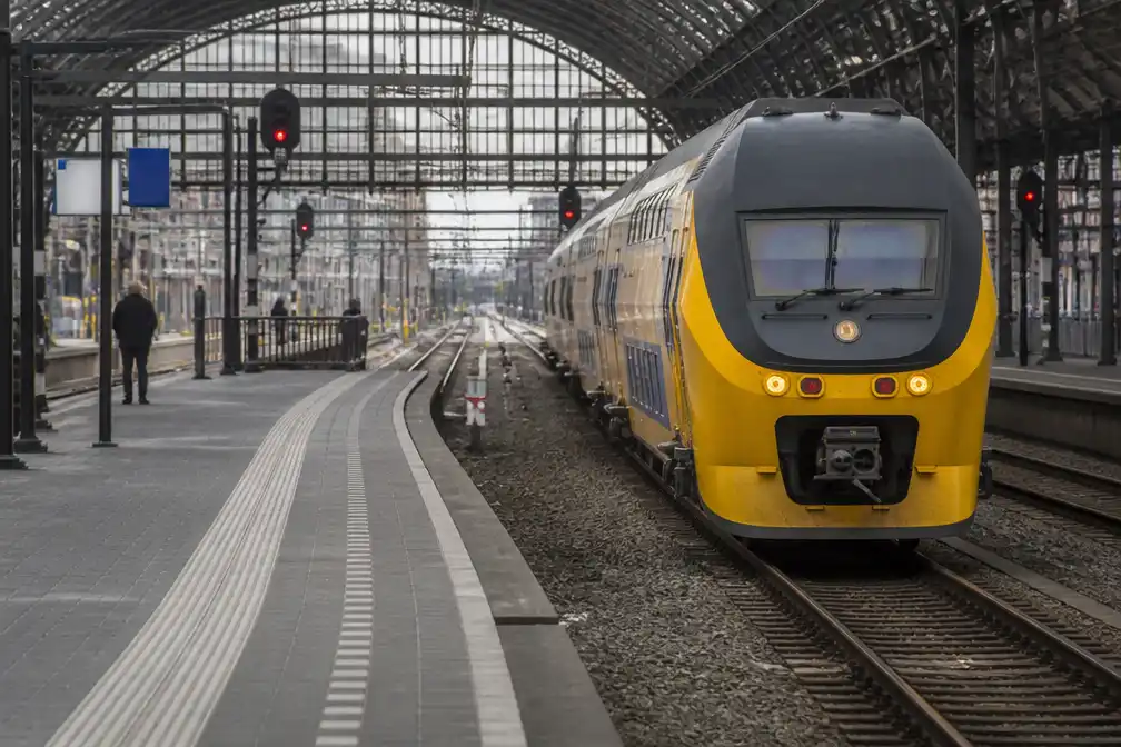 Treinverkeer tussen Rotterdam en zuiden na vijf keer uitstel waarschijnlijk dinsdag hervat