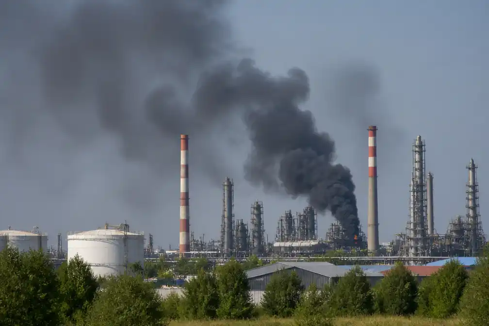 Oekraïne raakt Russische olieraffinaderij in verste droneaanval tot nu toe, 2.500 km van grens