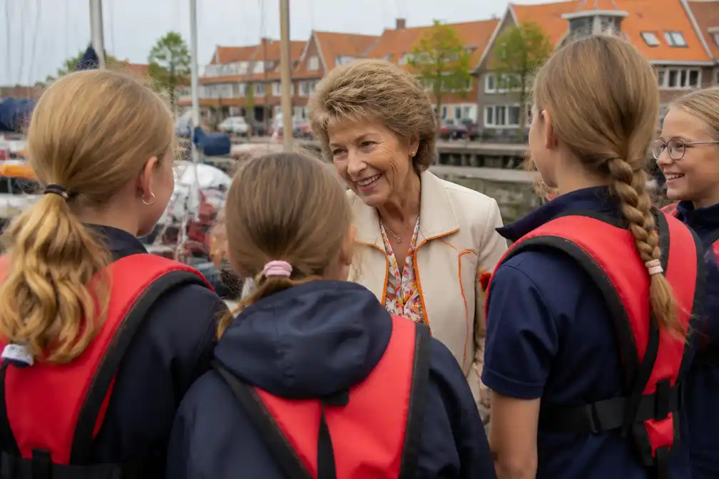 Prinses Margriet bezoekt zeilkamp voor kinderen met kanker in Enkhuizen