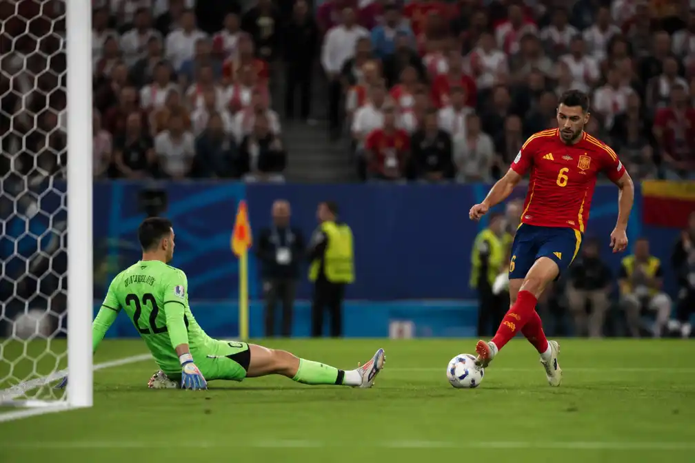 Spanje schakelt Portugal uit met late goal van Merino