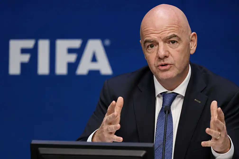 FIFA-baas Infantino onder vuur na intrekken rode kaart Amerikaanse spits door Trump-inmenging