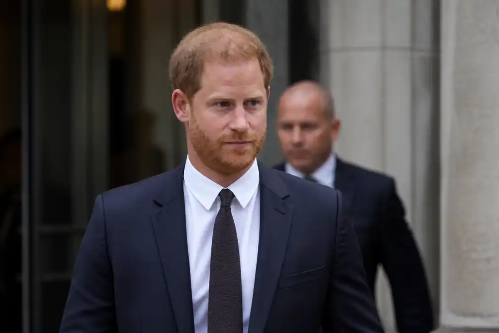 Prins Harry begint VK-bezoek met uitspraak in rechtszaak, hoopt op tijd met gezin