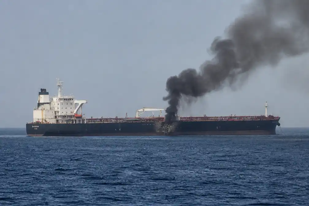 Tanker getroffen door projectiel bij Straat van Hormuz; Hamas ontbindt bestuur Gaza